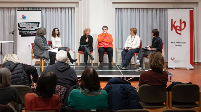 Prostitution /Nordisches Modell Podiumsgespräch mit vier Politikerinnen im Reutlinger Spitalhofsaal zum Nordischen Modell: Jessica Tatti (BSW, 2. von links), Be