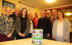 Die Mitglieder des Arbeitskreises sind stolz auf den zweiten Band der Dorfchronik: Das Probeexemplar ist korrigiert, nun geht da