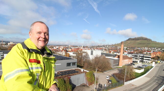 Holder Drehleiterkorb Über den Dächern Metzingen: Feuerwehrkommandant Hartmut Holder im Drehleiterkorb.