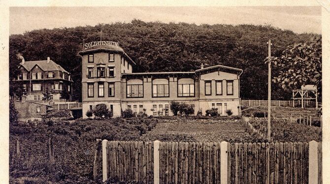 Eine Postkarte, die das ehemalige Soldatenheim zeigt. FOTO: SAMMLUNG LENK Eine Postkarte, die das ehemalige Soldatenheim zeigt. FOTO: SAMMLUNG LENK