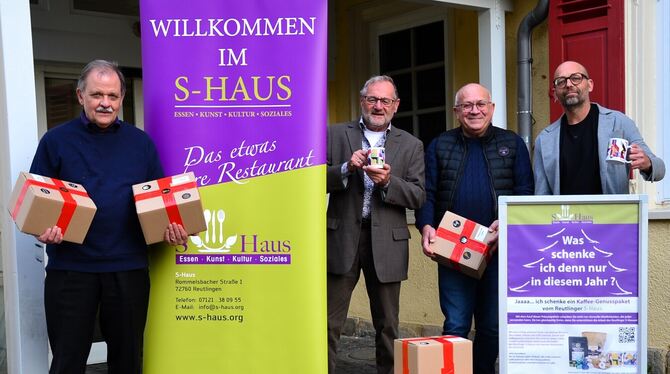 Freuen sich über den Start der Weihnachtsaktion (von links): Wolfgang Kuhn, Achim Scherzinger, Winfried Hörmann (Verein Bürgertr