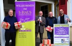 Freuen sich über den Start der Weihnachtsaktion (von links): Wolfgang Kuhn, Achim Scherzinger, Winfried Hörmann (Verein Bürgertr