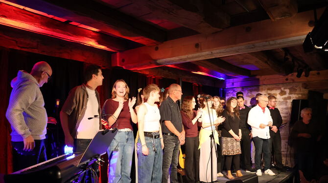 Sie haben gut lachen, die Künstler der Plattform Kultur im Klosterkeller.