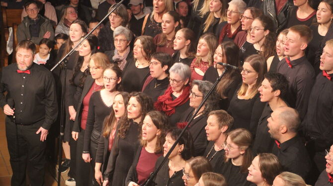 Der Chor tiqua füllte die Walddorfer Kirche: Am Samstag und am Sonntag kamen jeweils über 700 Besucher.