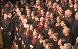 Der Chor tiqua füllte die Walddorfer Kirche: Am Samstag und am Sonntag kamen jeweils über 700 Besucher.