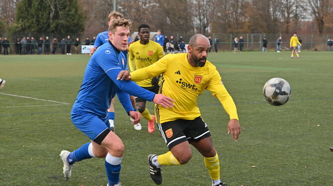 Bezirksliga Alb TSV Gomaringen SV 03 Tübingen Einen Schritt schneller. Tübingens Dennis Hagan (rechts) im Zweikampf mit Gomaringens Dominik Schowalter (links)