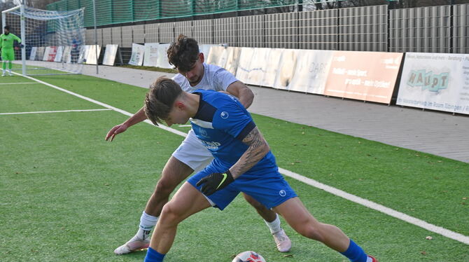 Fußball Kreisliga Young Boys II TSV Metzingen Zweikampf zwischen Nico Molnar (vorne, TuS Metzingen) und dem Young-Boys-Spieler Mustafa Sayedi.