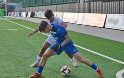 Zweikampf zwischen Nico Molnar (vorne, TuS Metzingen) und dem Young-Boys-Spieler Mustafa Sayedi.