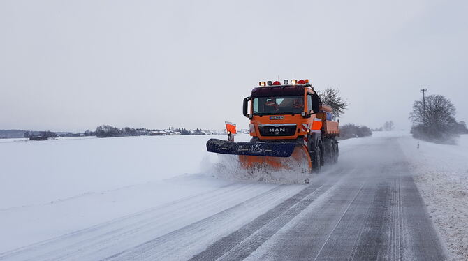 Rund 70 Mitarbeitende der Straßenmeistereien sind im Landkreis Sigmaringen für den Winterdienst auf 885 Straßenkilometern vorber Rund 70 Mitarbeitende der Straßenmeistereien sind im Landkreis Sigmaringen für den Winterdienst auf 885 Straßenkilometern vorber