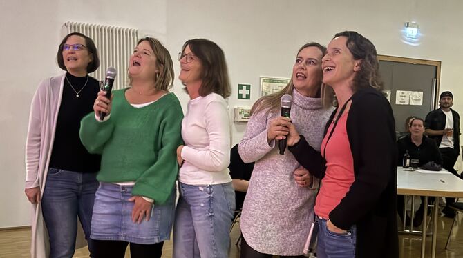 Viel Spaß haben die Wannweiler Frauen beim Singen. Das ist, was für sie zählt. FOTO: RUOF Viel Spaß haben die Wannweiler Frauen beim Singen. Das ist, was für sie zählt. FOTO: RUOF