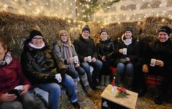 Die Mitglieder der Nehrener Laufgruppe machten es sich auf Strohballen gemütlich. FOTO: JOCHEN