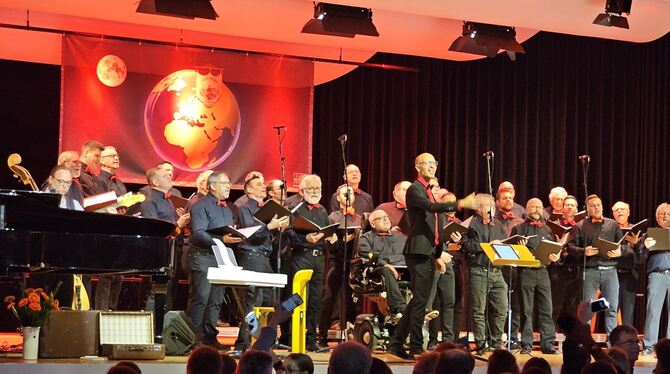 Die Sänger des Liederkranz Belsen begeisterten ihr Publikum mit ihrem Konzert am Samstag in Mössingen. FOTO: JOCHEN Die Sänger des Liederkranz Belsen begeisterten ihr Publikum mit ihrem Konzert am Samstag in Mössingen. FOTO: JOCHEN