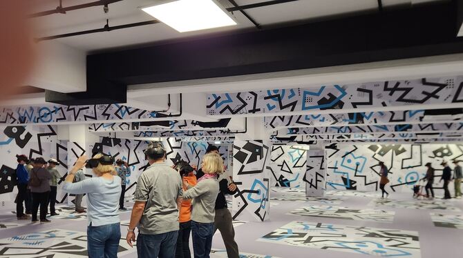 Ein nüchterner Betonbau mit vielen Markierungen. Doch mit der VR-Brille erleben die Besucher hier eine abenteuerliche Reise .  F