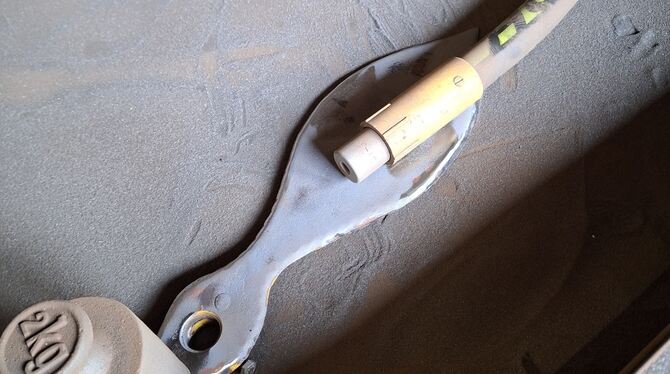 Leserfrage, Uhrenzeiger, Katharinenkirche, Reutlingen Einer der Uhrenzeiger in der Restauration. Er befindet sich gerade in der Abstrahlkammer. Mit feinem Edelstahlstaub wird er abge