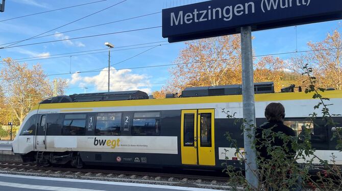 Metzingen Bahnhof Zug Deutsche Bahn Auf Gleis 2 fährt ein Zug in Richtung Stuttgart im Metzinger Bahnhof ein. Im Dezember ist der Bahnhof vor dem Fahrplanwechsel ge