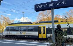Auf Gleis 2 fährt ein Zug in Richtung Stuttgart im Metzinger Bahnhof ein. Im Dezember ist der Bahnhof vor dem Fahrplanwechsel ge