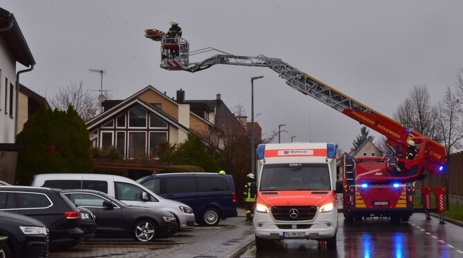 Drehleiter Feuerwehr Mössingen Malteser Ein Patienten wird aus dem Obergeschoss eines Wohnhauses gerettet.