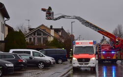 Ein Patienten wird aus dem Obergeschoss eines Wohnhauses gerettet.