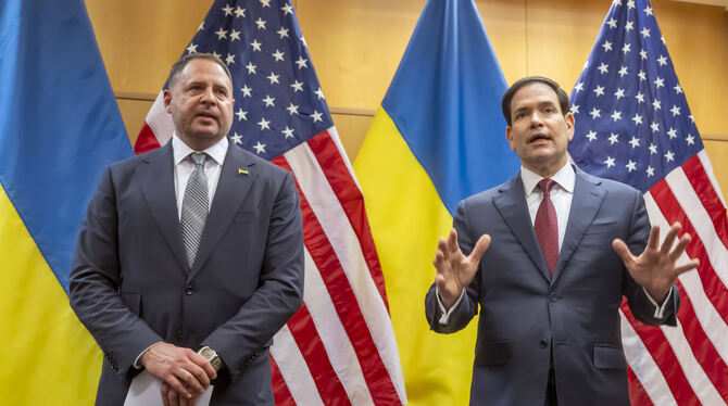 dpatopbilder, Ukraine, Russland, Krieg, Konflikte Ringen um Änderungen am 28-Punkte-Friedensplan für die Ukraine: Andrij Jermak (links), Leiter des Präsidialamts der Ukraine, und