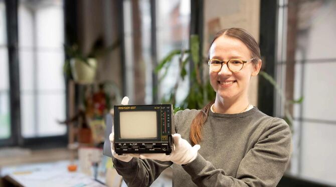Marina Chernykh im Tübinger Stadtmuseum mit dem kleinen Schwarzweißfernseher, mit dem die Italienerin Antonie Pricci einst Deuts