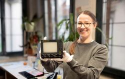 Marina Chernykh im Tübinger Stadtmuseum mit dem kleinen Schwarzweißfernseher, mit dem die Italienerin Antonie Pricci einst Deuts