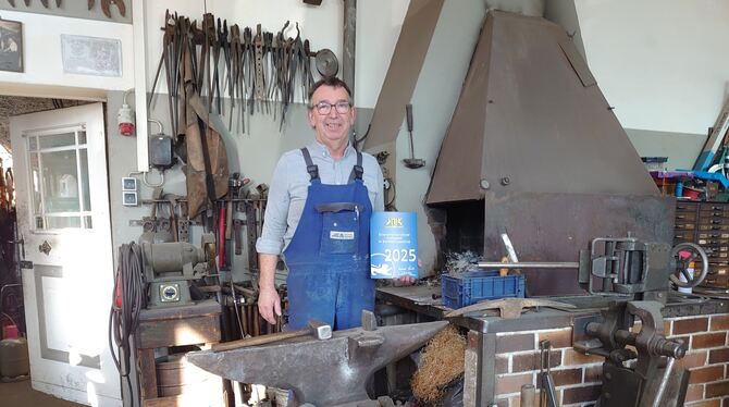 alb leippert Josef Leippert mit der Plakette des Innenministers vor Amboss und Esse.