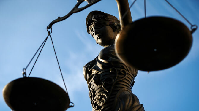 Justitia muss im Prozess wegen versuchten Mordes in Gauselfingen gut zuhören.