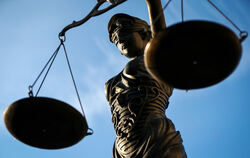 Justitia muss im Prozess wegen versuchten Mordes in Gauselfingen gut zuhören.