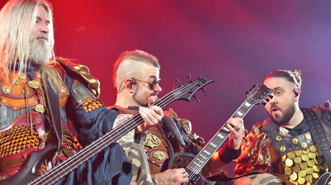 sabaton pär sundström joakim brodén chris rörland metal konzert schleyerhalle foto schertlin Auf historischen Schlachtfeldern unterwegs: (von links) Pär Sundström, Joakim Brodén und Chris Rörland von Sabaton.