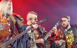 Auf historischen Schlachtfeldern unterwegs: (von links) Pär Sundström, Joakim Brodén und Chris Rörland von Sabaton.