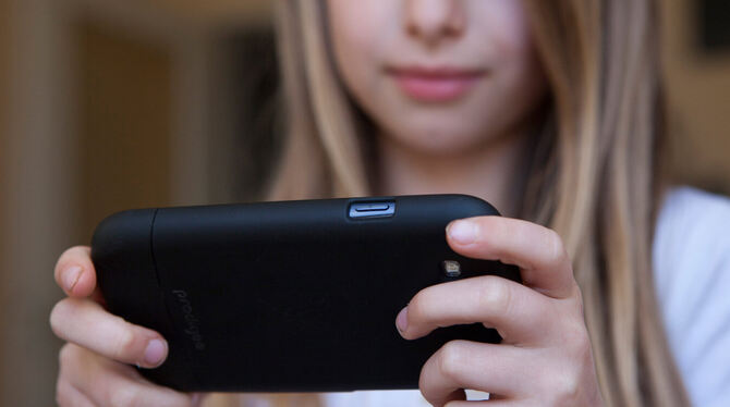 tmn2198, Eltern, Kinder, Ratgeber, Smartphone, Gewaltvideo, soziale Medien So beliebt das Smartphone bei Kindern ist - es birgt auch große Gefahren. Immer mehr Kinder und Jugendliche sind von digitaler s