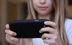 So beliebt das Smartphone bei Kindern ist - es birgt auch große Gefahren. Immer mehr Kinder und Jugendliche sind von digitaler s