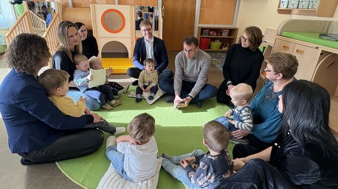 Kinderbetreuung Bürgermeister Simon Baier (Mitte) und Staatssekretär Volker Schebesta (links daneben) sind ins TigeR-Nestle nach Ödenwaldstetten