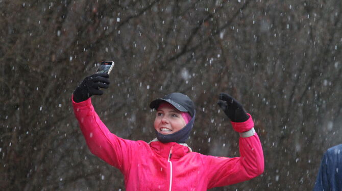 Joyce-Ziel Glücklich im Ziel - zumindest für die Handykamera: Joyce Hübner am Ziel von Marathon 179 in Bad Urach-Seeburg.