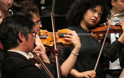 Geiger der Württembergischen Philharmonie Reutlingen bei einem Sinfoniekonzert in der Reutlinger Stadthalle.