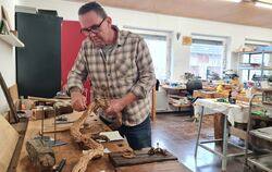 Jochen Hofhansel in seinem Reich: Der Kunsthandwerker arbeitet im Atelier des Living Museums Alb der Bruderhaus-Diakonie in Butt
