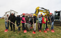 Spatenstich an einem anderen Ort. Wegen des strömenden Regens haben sich Bürgermeister Christof Dold (Sechster von rechts), Mita