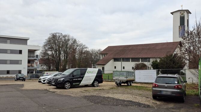 Auf der Brachfläche in der Nürtinger Straße 95 möchte die Nestbau AG ihr Bürgerwohnprojekt verwirklichen. Rechts die Friedenskir