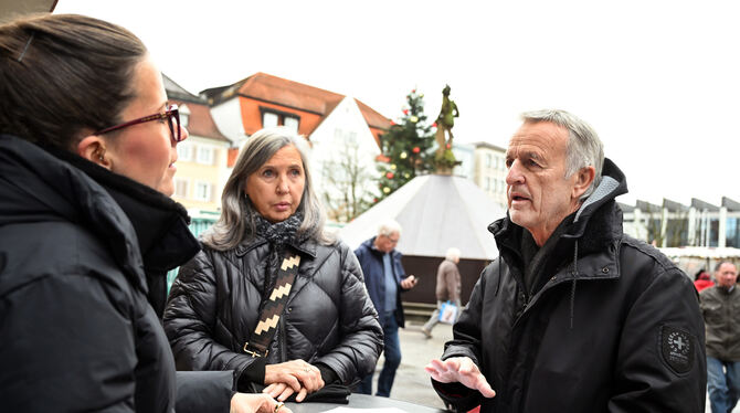 Lokaltermin Stadtbahn Marktplatz Auch zwei Betzinger haben ihre Meinung kund getan: Ernst Wittel (rechts) und Bettina Gekeler (Mitte).