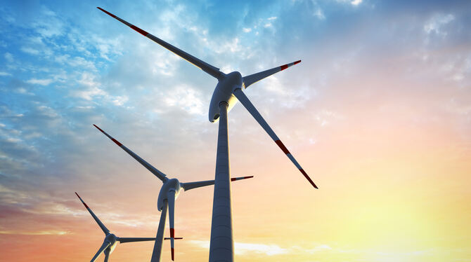 windkraft, windenergie, ökostrom, strommast, windrad, hochspanung, stromleitung, stromtrasse, sonnenuntergang, wind, energiewend Windräder im Sonnenuntergang: Ein Bild, das sich auch in St. Johann bieten soll. Gebaut wird aber frühestens 2028.