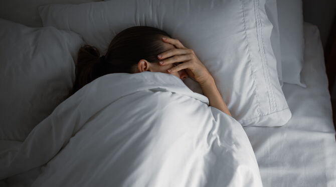 depression,insomnia,health,bed,woman,sleep,disorder,sleepless,stress,night,problem,bedroom,female,awake,person,tired,anxiety,hom Viele Betroffene leiden an chronischer Müdigkeit - manche schaffen es kaum, das Bett zu verlassen.