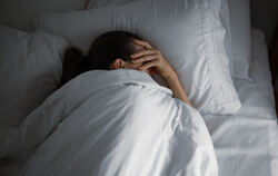 Viele Betroffene leiden an chronischer Müdigkeit - manche schaffen es kaum, das Bett zu verlassen.