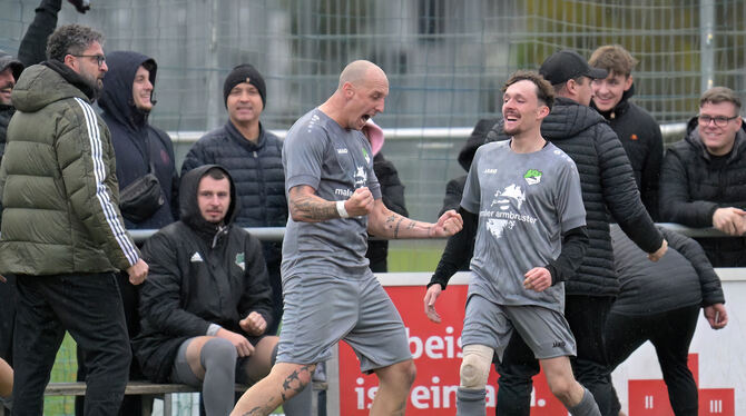 Bezirk Alb, Fussball, KL B, Kreisliga B, Maenner, Saison 2025/26, Wuerttemberg, wfv Die Spieler des SSV Rübgarten kommen derzeit aus dem Jubeln kaum heraus: Topstürmer Dominik Grauer (links) freut sich mit Fabia