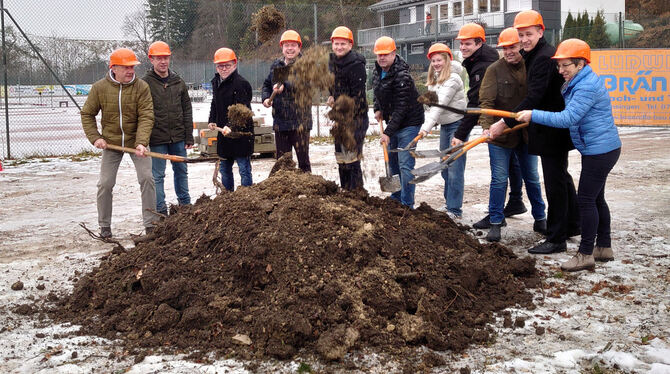 Spatenstich für die neueTennishalle: Viele Projektbeteiligte haben mit angepackt. FOTO: WURSTER Spatenstich für die neueTennishalle: Viele Projektbeteiligte haben mit angepackt. FOTO: WURSTER