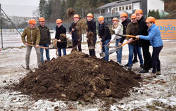 Spatenstich für die neueTennishalle: Viele Projektbeteiligte haben mit angepackt.  FOTO: WURSTER