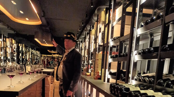 Kenner: Adi Werner hütet Bordeaux von Promis aus aller Welt. Kenner: Adi Werner hütet Bordeaux von Promis aus aller Welt.