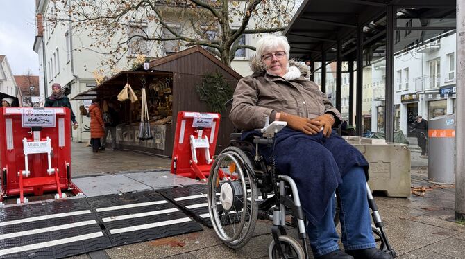 Rollstuhlfahrerin Wilhelmstraße Der Eingang zur oberen Wilhelmstraße ist für Rollstuhlfahrerin Ute Kober schwierig, denn in der Spalte zwischen Teilen der Terro