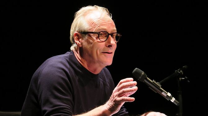 wolfram koch tatort kommissar musikalisch-literarischer salon lesung stadthalle foto akr Vorleser mit Humor und Blick für die Charaktere: Wolfram Koch beim musikalisch-literarischen Salon.