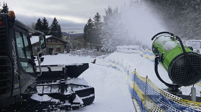 Schneekanone,Holzelfingen,Wintersport Eine von zwei Schneekanonen, die in der Holzelfinger Wintersport-Arena vergangene Saison Skifahren möglich machten.