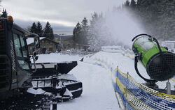 Eine von zwei Schneekanonen,  die in der Holzelfinger Wintersport-Arena vergangene Saison Skifahren möglich machten.